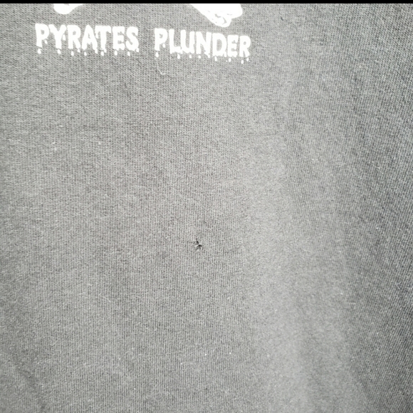 Gildan Pyrates Plunder graphic t-shirt size L - Picture 5 of 10
